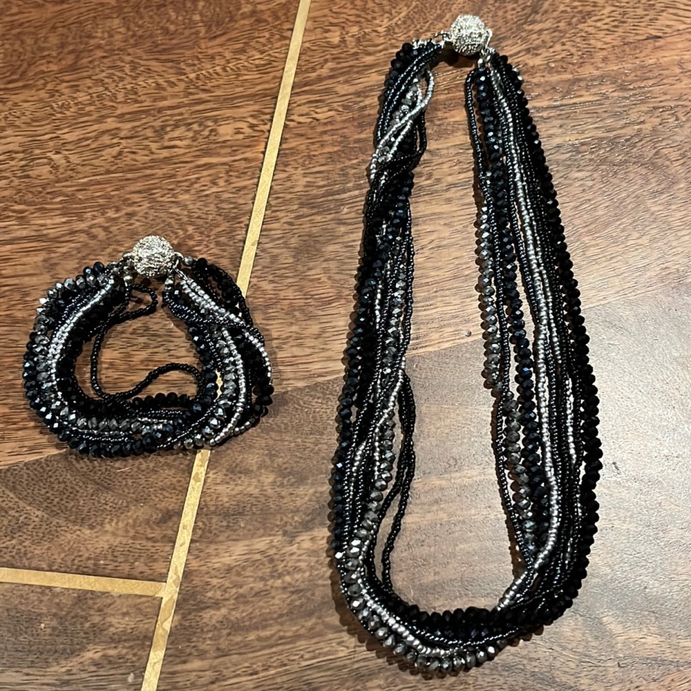 Gorgeous beaded necklace & bracelet